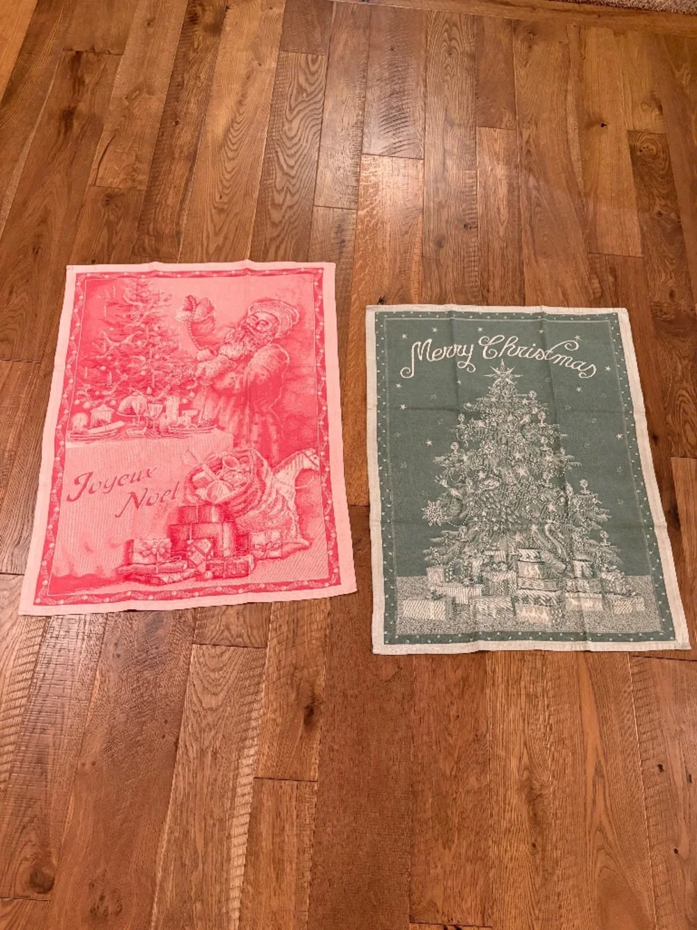NWOT 2 SUR LA TABLE Nostalgic Looking Christmas Kitchen Towels Made in Italy